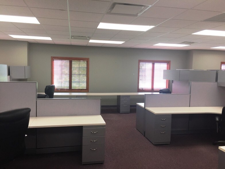 More Photos Of 3 Executive Ct, South Barrington Medical For Lease