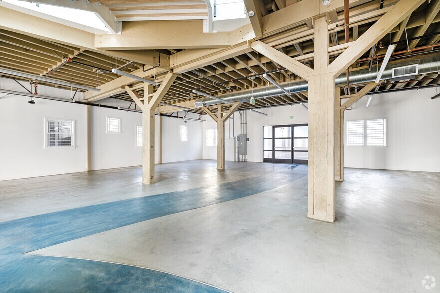 More Photos Of 1605 Ocean Front Walk, Santa Monica Storefront For Lease