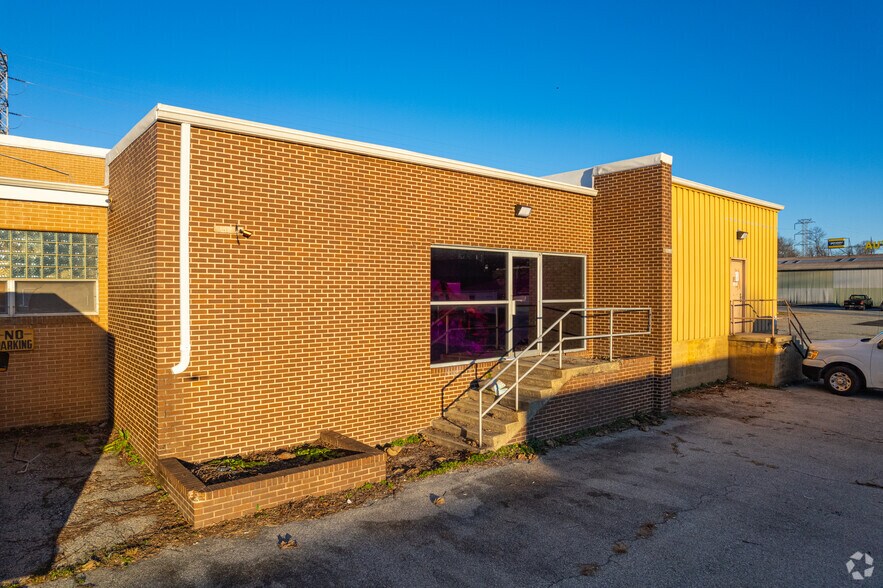 More Photos Of 2006 Rodman Rd, Elsmere Warehouse For Lease