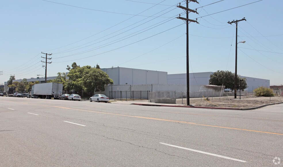 More Photos Of 3020-3070 E Victoria St, Compton Distribution For Lease