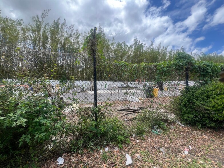 More Photos Of 7704 W Hillsborough Ave, Tampa Warehouse For Lease