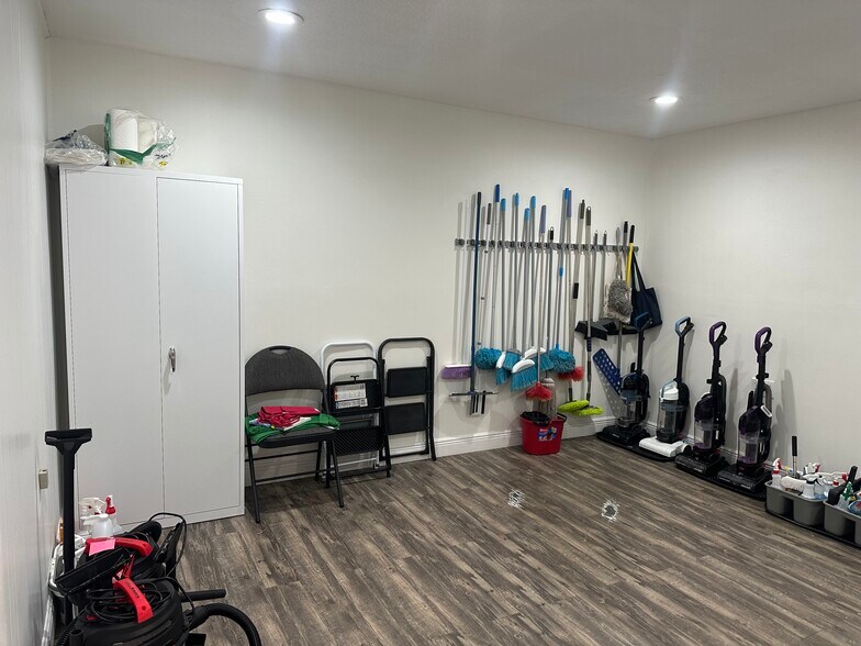 More Photos Of 2720-2728 13th St, Saint Cloud Freestanding For Lease