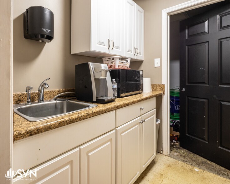 More Photos Of 101 Kemper Dr, Nicholasville Warehouse For Sale