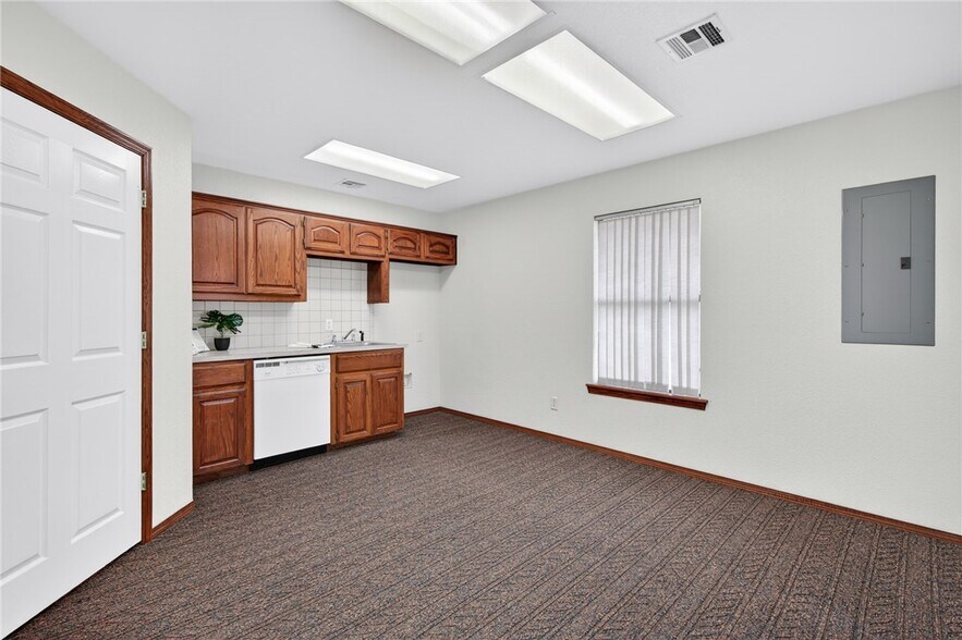 More Photos Of 706 W Broadway St, Spiro Medical For Sale