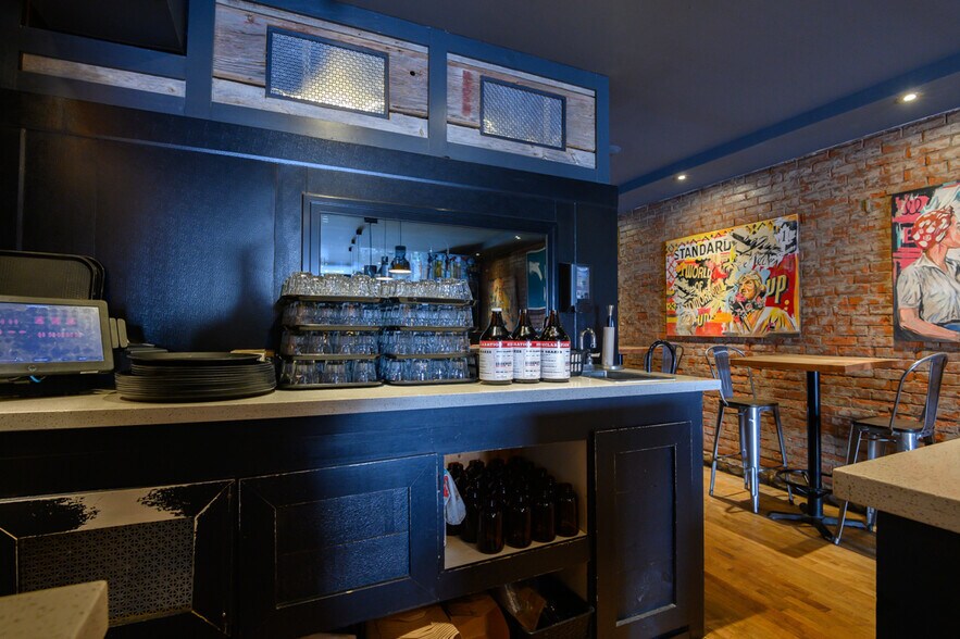 More Photos Of 207 Ottawa St N, Hamilton Storefront For Sale