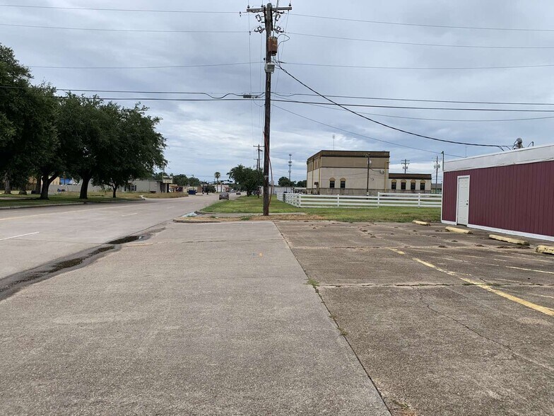 More Photos Of 1031 9th St N, Texas City Storefront For Sale