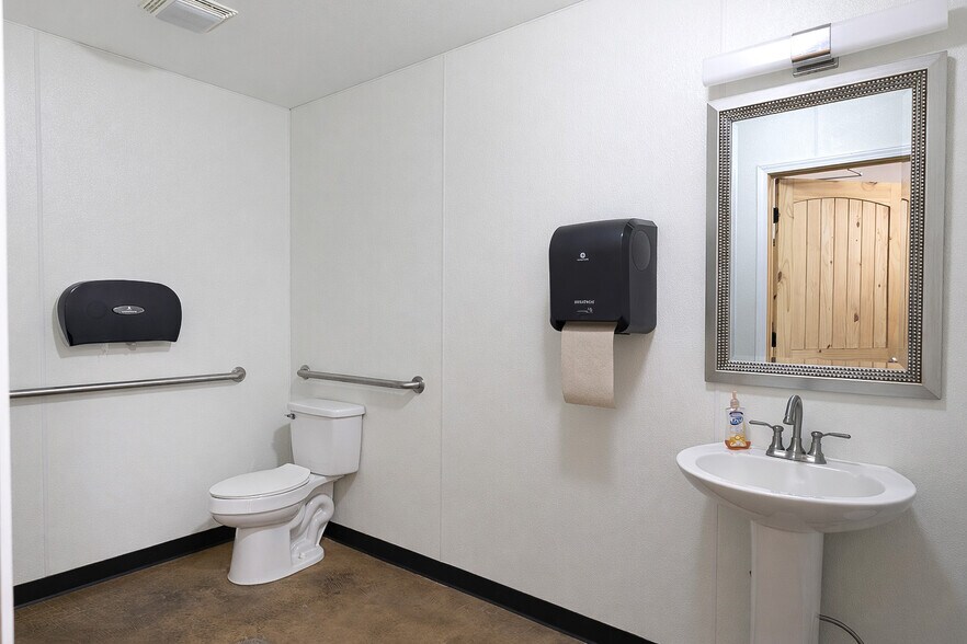 More Photos Of 3891 S Highway 365, Redfield General Retail For Sale