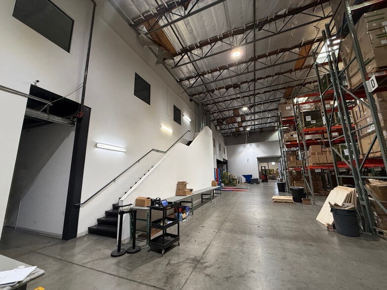 More Photos Of 2025-2027 Long Beach Ave, Los Angeles Warehouse For Lease