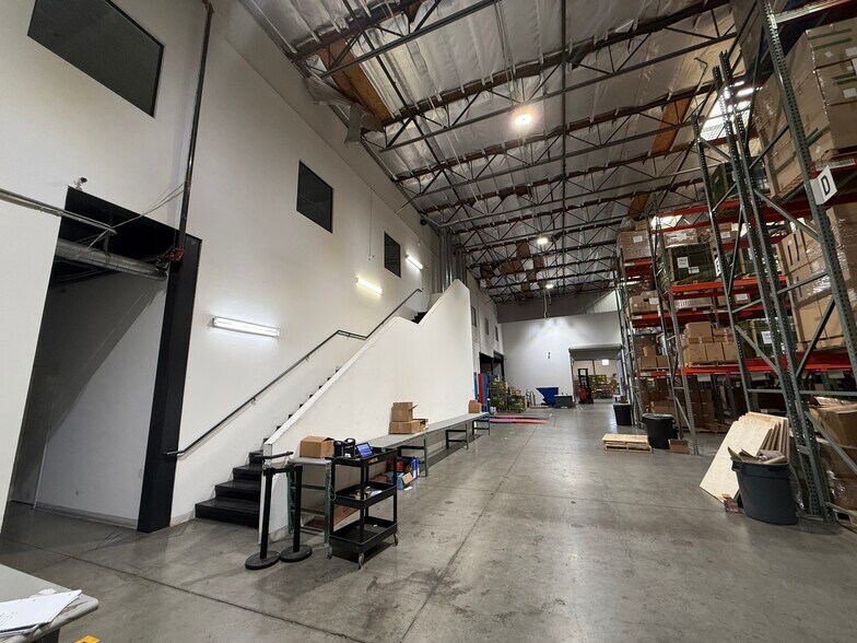 More Photos Of 2025-2027 Long Beach Ave, Los Angeles Warehouse For Lease