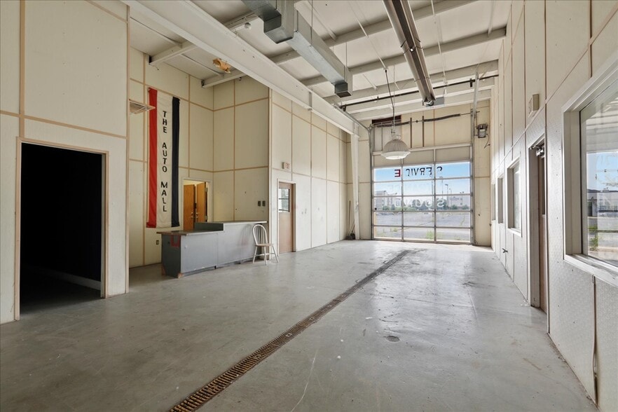 More Photos Of 1910 Moreland Blvd, Champaign Auto Dealership For Sale