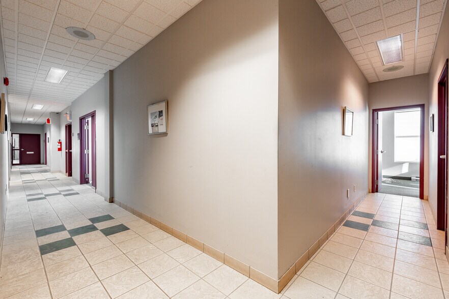 More Photos Of 500 Montée Labossière, Vaudreuil-dorion Service For Lease