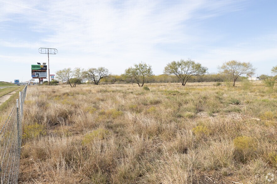 More Photos Of 19260 McDonald St, Lytle Land For Sale