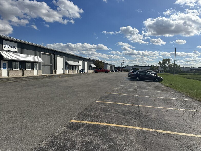 More Photos Of 1303 S Schoolhouse Rd, New Lenox Warehouse For Lease