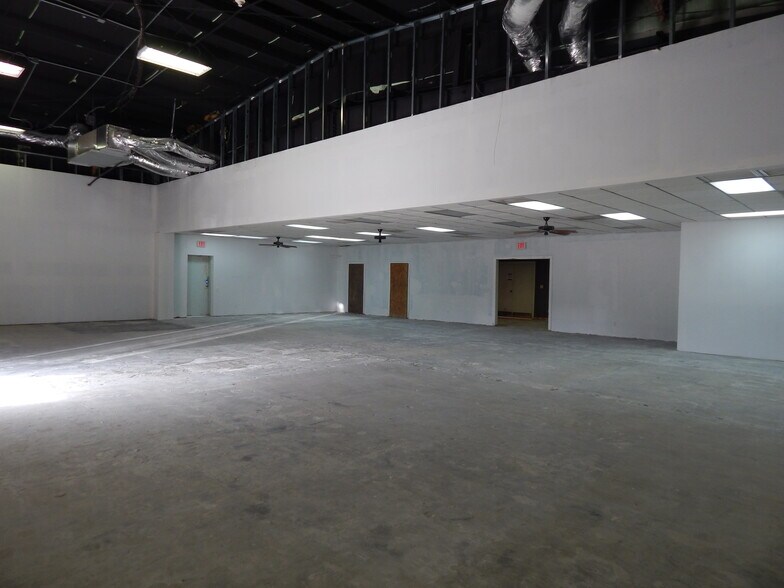 More Photos Of 13670 Roosevelt Blvd, Clearwater Warehouse For Lease