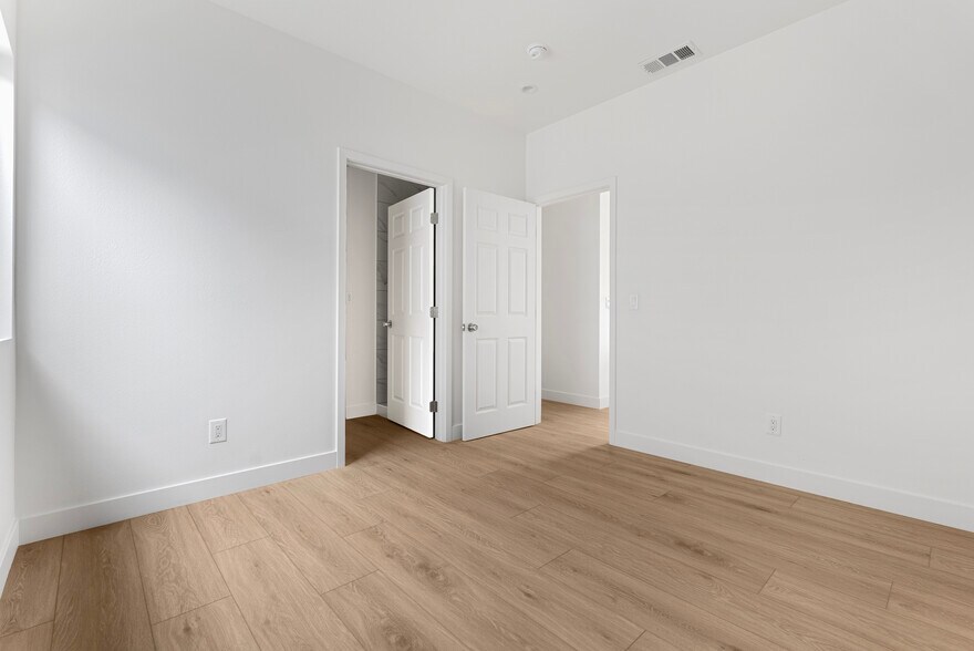 More Photos Of 1955 Bonsallo Ave, Los Angeles Apartments For Sale