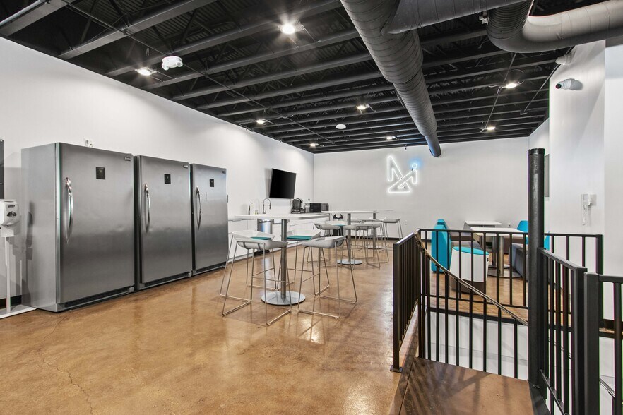 More Photos Of 423 W College Ave, Appleton General Retail For Sale