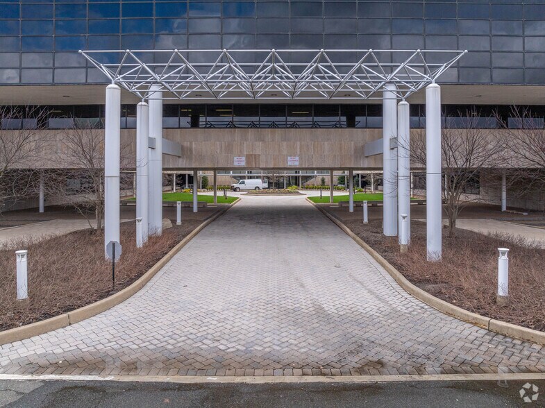More Photos Of 5 Wood Hollow Rd, Parsippany Office For Lease