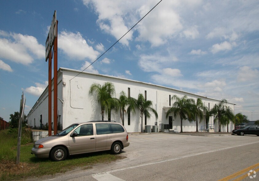 More Photos Of 2075 47th St, Sarasota Warehouse For Lease