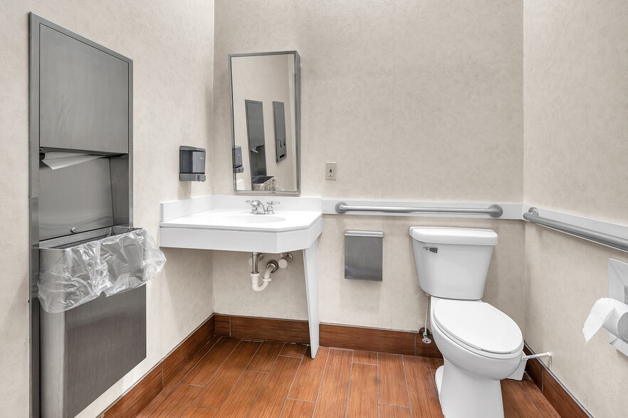 More Photos Of 220 Caravan Dr, Elkhart Hotel For Sale