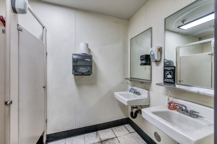 More Photos Of 5333 N Cornelia Ave, Fresno Warehouse For Sale