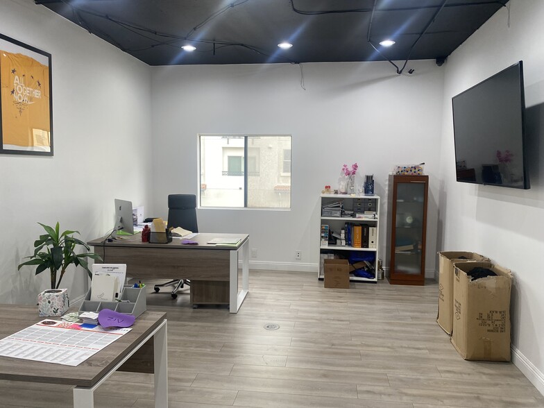 More Photos Of 6930 Owensmouth Ave, Canoga Park Office For Lease