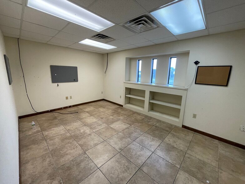 More Photos Of 2317-2319 Griffin Rd, Leesburg Warehouse For Lease