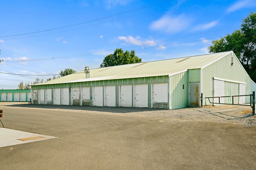 More Photos Of 31 Ray Rd, Sunnyside Sports And Entertainment For Sale