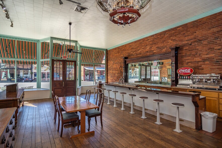 More Photos Of 115 NE Locust St, Oakland Restaurant For Sale