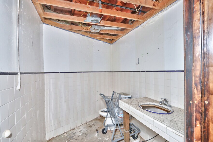 More Photos Of 2249 N Palm Canyon Dr, Palm Springs Hospitality For Sale