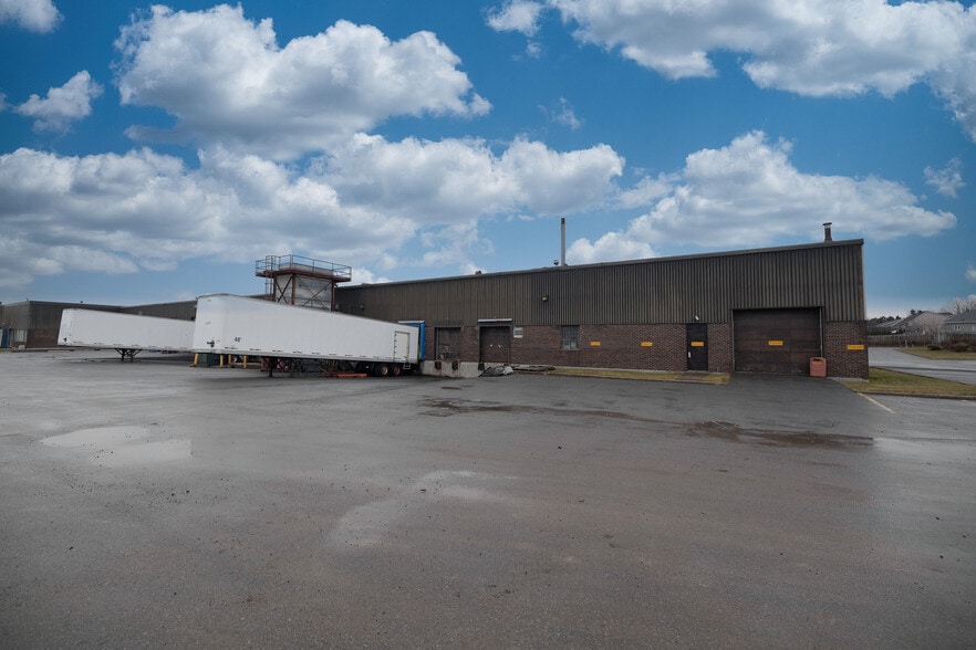 More Photos Of 16791-16821 Boul Hymus, Kirkland Warehouse For Lease