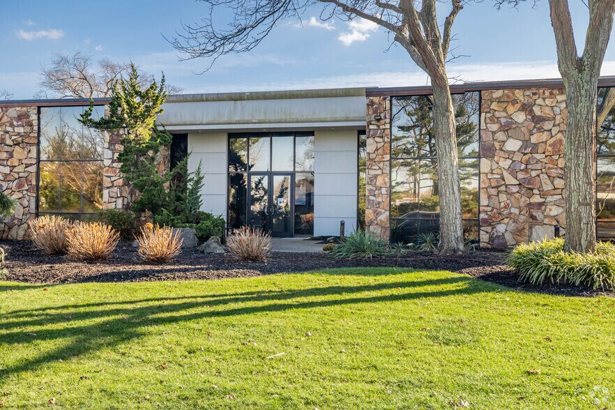 More Photos Of 370 Crossways Park Dr, Woodbury Distribution For Lease