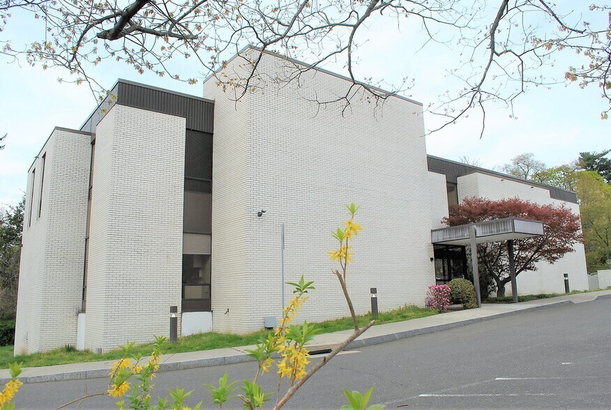 Primary Photo Of 4 Dearfield Dr, Greenwich Medical For Lease