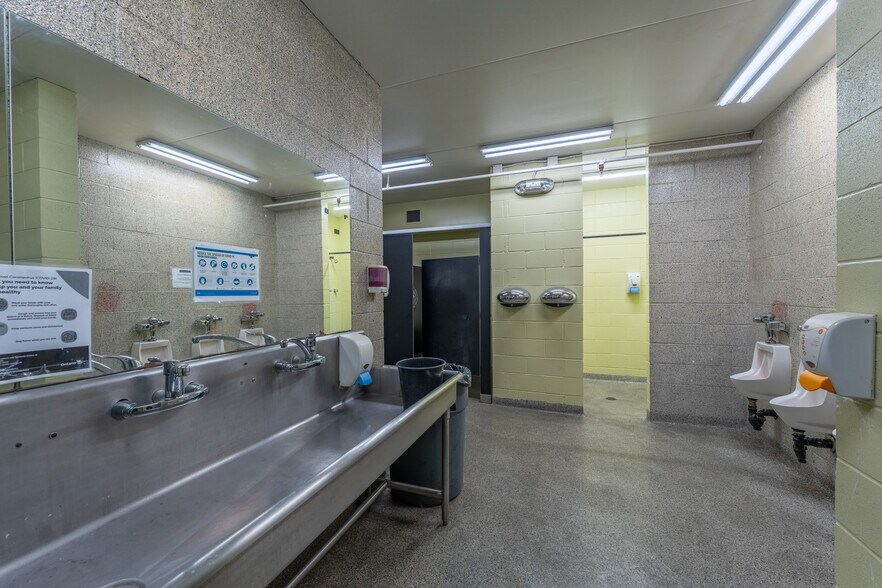 More Photos Of 396 Henry St, Brantford Manufacturing For Lease