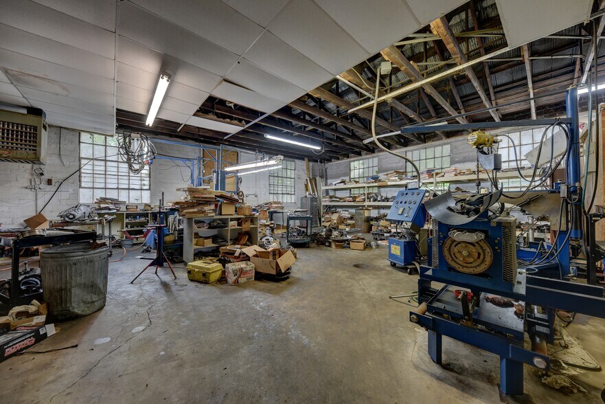 More Photos Of 307 E Alamo St, Brenham Auto Repair For Sale