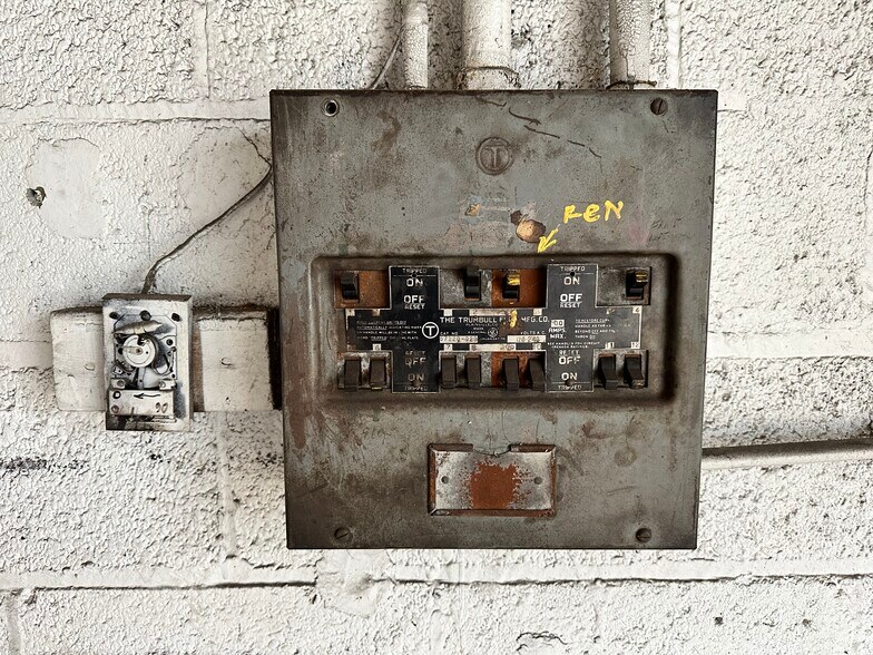 More Photos Of 1744 Indianapolis Blvd, Whiting Manufacturing For Sale