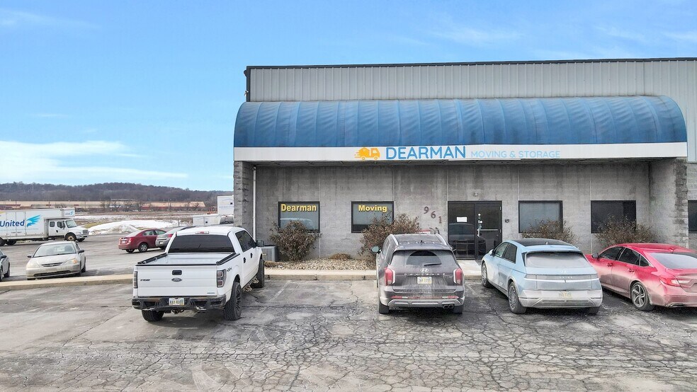 More Photos Of 961 N Main St, Mansfield Warehouse For Lease