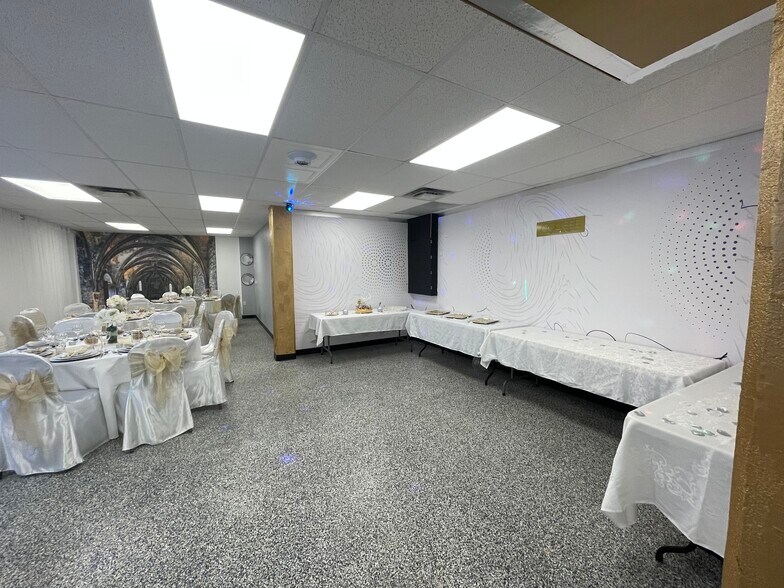 More Photos Of 3858-3870 Notre-Dame, Laval Office For Sale