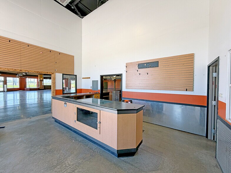 More Photos Of 205 N 44th St, Mount Vernon Showroom For Lease