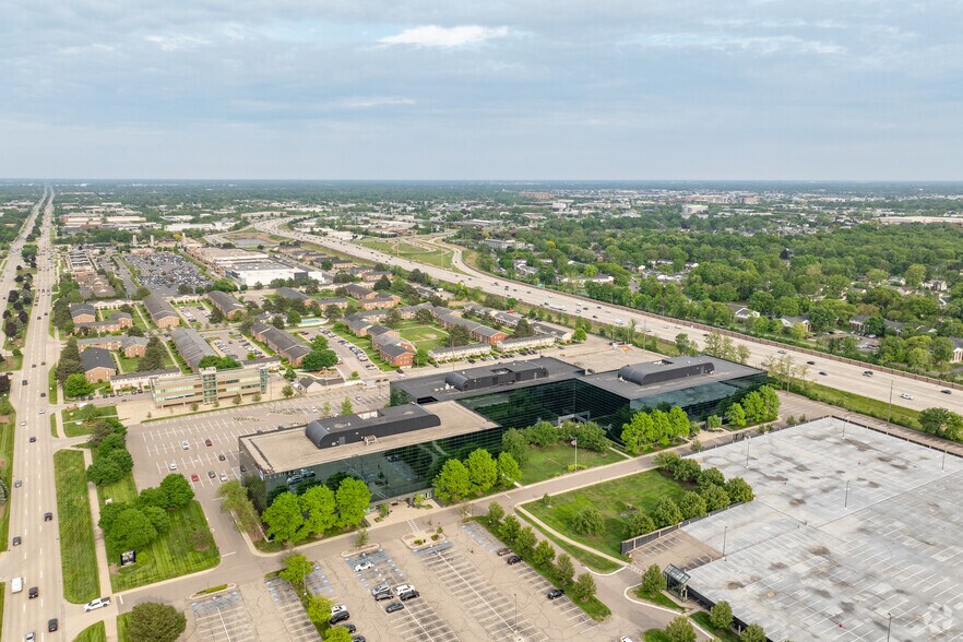 More Photos Of 300 E Big Beaver Rd, Troy Office For Lease
