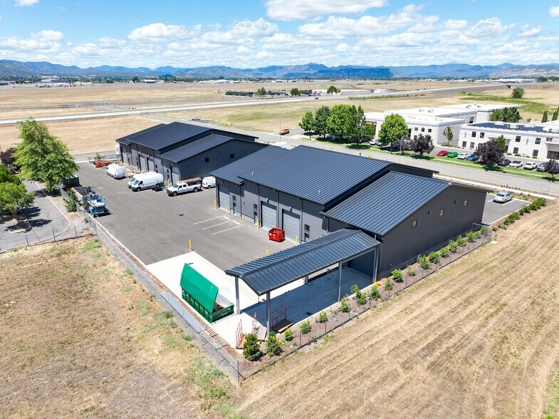 More Photos Of 2016 Commerce, Medford Showroom For Lease