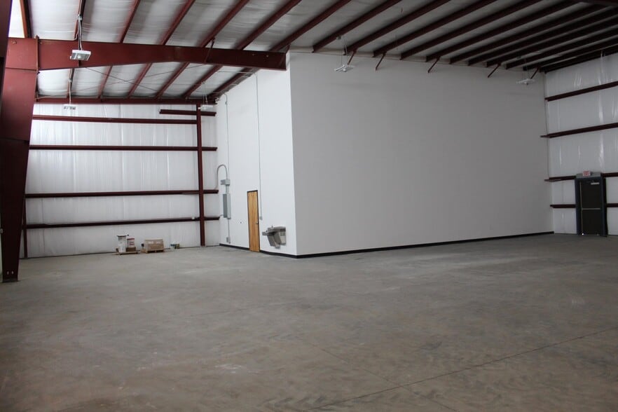 More Photos Of 7587 Sandlapper Pky, North Charleston Distribution For Lease