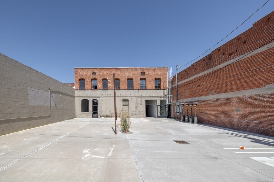 More Photos Of 629 N Western Ave, Los Angeles Office For Lease