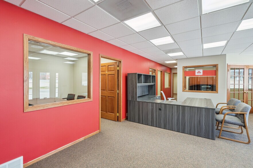 More Photos Of 101 E Linn St, Marshalltown Office For Sale