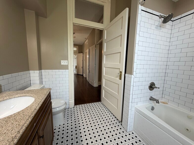 More Photos Of 28 S Idlewild St, Memphis Freestanding For Sale