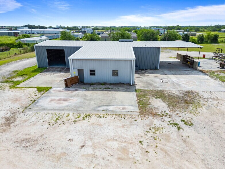 More Photos Of 2404 N US Highway 281, Alice Flex For Lease