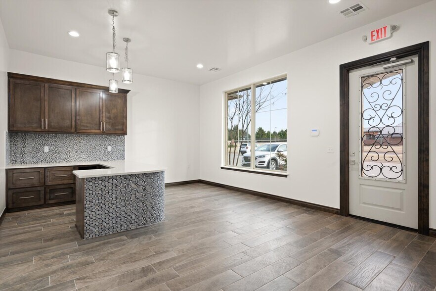 More Photos Of 833 Kelly Lakes Pass, Edmond Office For Lease