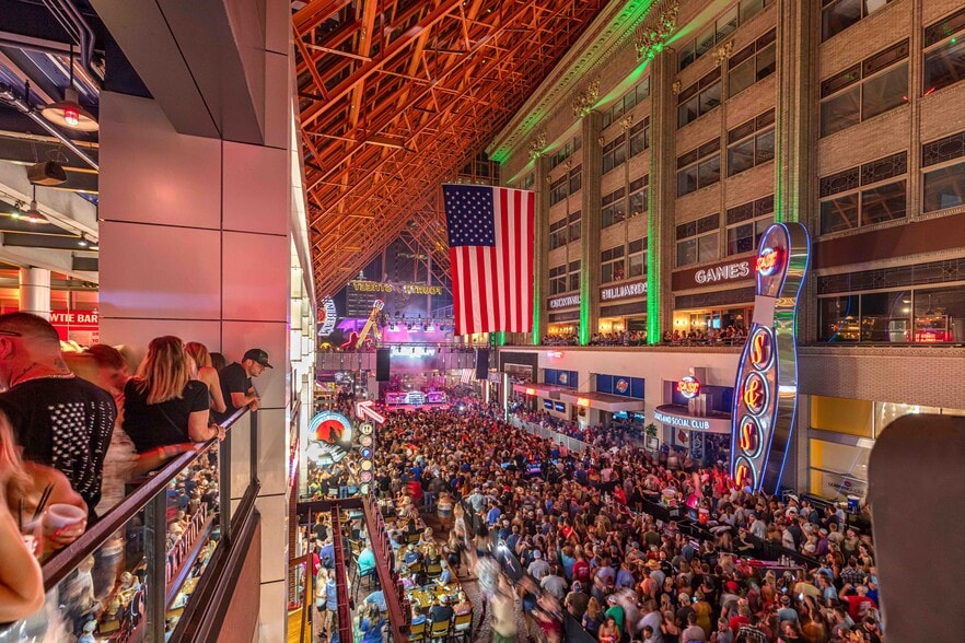 More Photos Of 410-450 S 4th St, Louisville Storefront For Lease