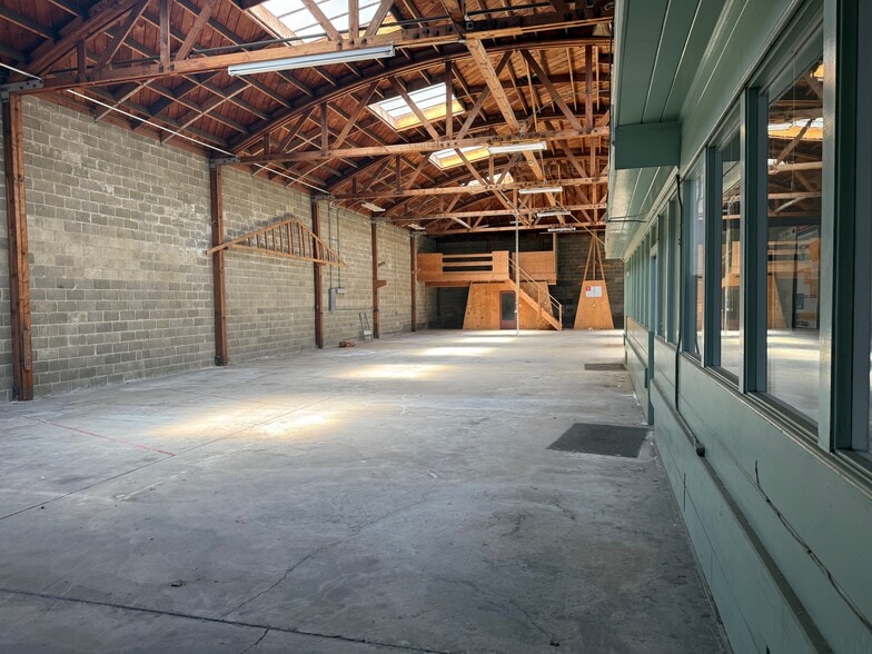 More Photos Of 482 25th St, Oakland Showroom For Sale