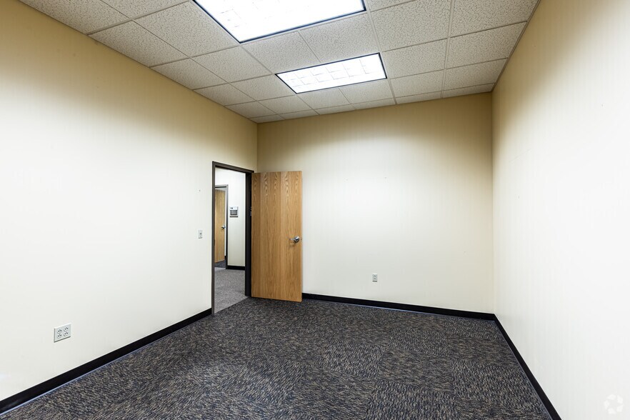 More Photos Of 1131 SW Winding Rd, Topeka Office For Sale