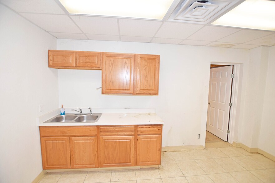 More Photos Of 305 E 57th St, Odessa Warehouse For Sale